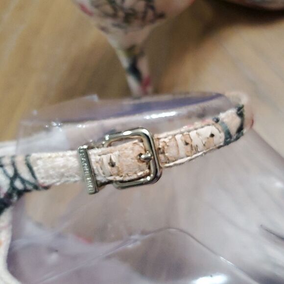 Gianni Bini Tan Huh heels, Floral pattern, Tan tassels, 4 inches, Size 6.5 - Picture 7 of 11